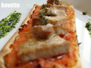 Mini pizza rustica di tonno e pomodoro con olio di origano