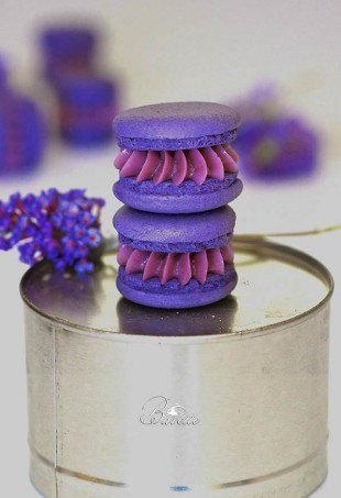 Macarons con crema de violetas