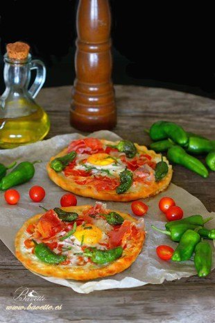 Pizza con tomate. jamón, y pimientos de Padrón