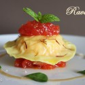 Raviolo relleno de gambas y chutney de tomate